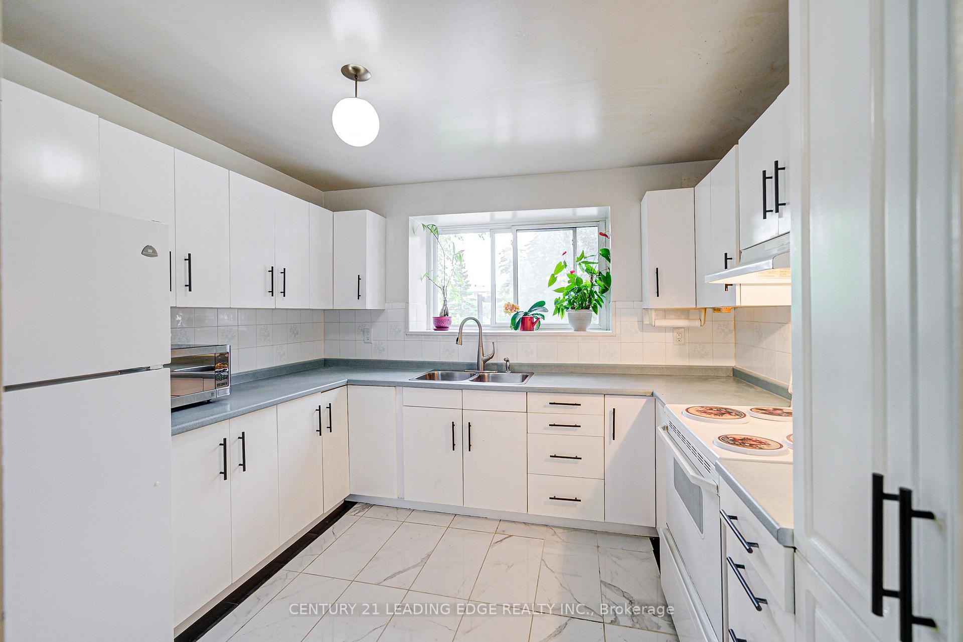 5 Bedrooms Condo at 25 Collinsgrove, Toronto For sale