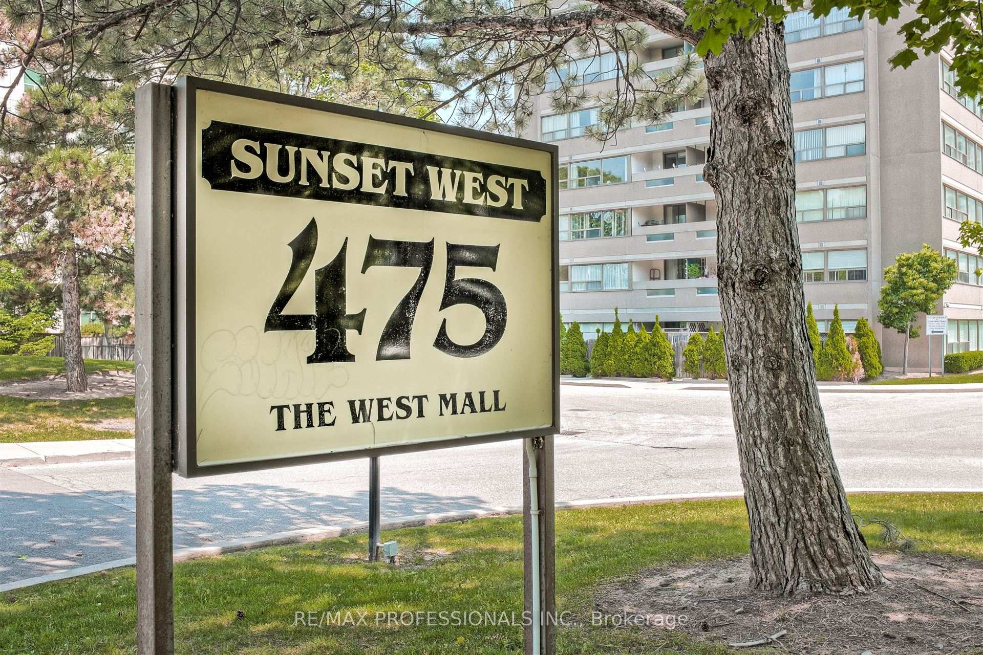 3 Bedrooms Condo at 475 The West Mall, Toronto For sale
