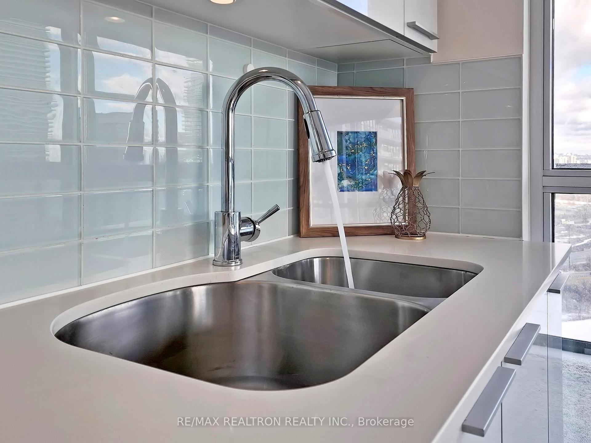 3 Bedrooms Condo at 10 Park Lawn, Toronto For sale