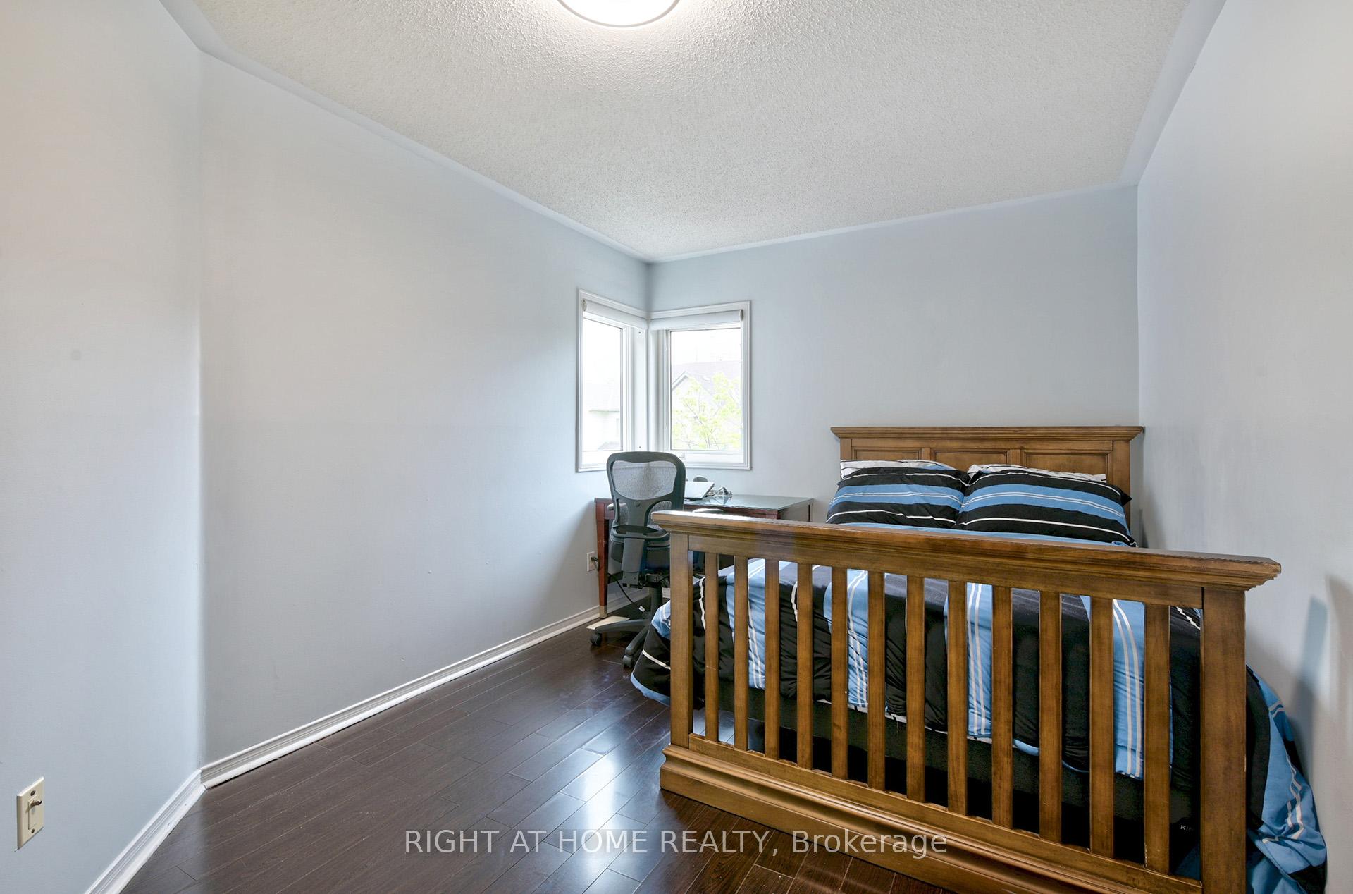 3 Bedrooms Condo at 4600 Kimbermount, Mississauga For sale