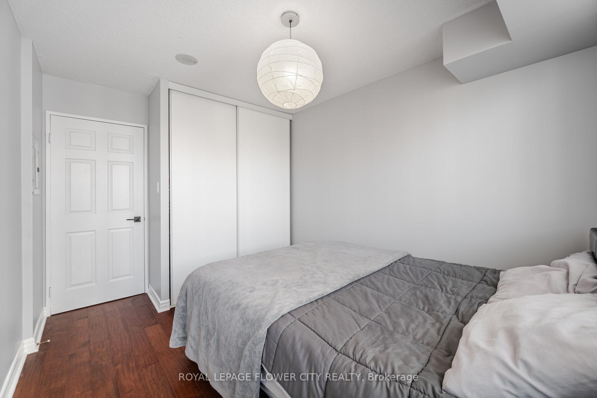 2 Bedrooms Condo at 156 Enfield, Mississauga For sale