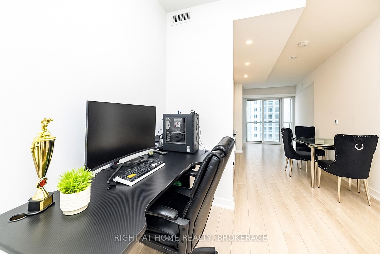 2 Bedrooms Condo at 39 Roehampton, Toronto For sale