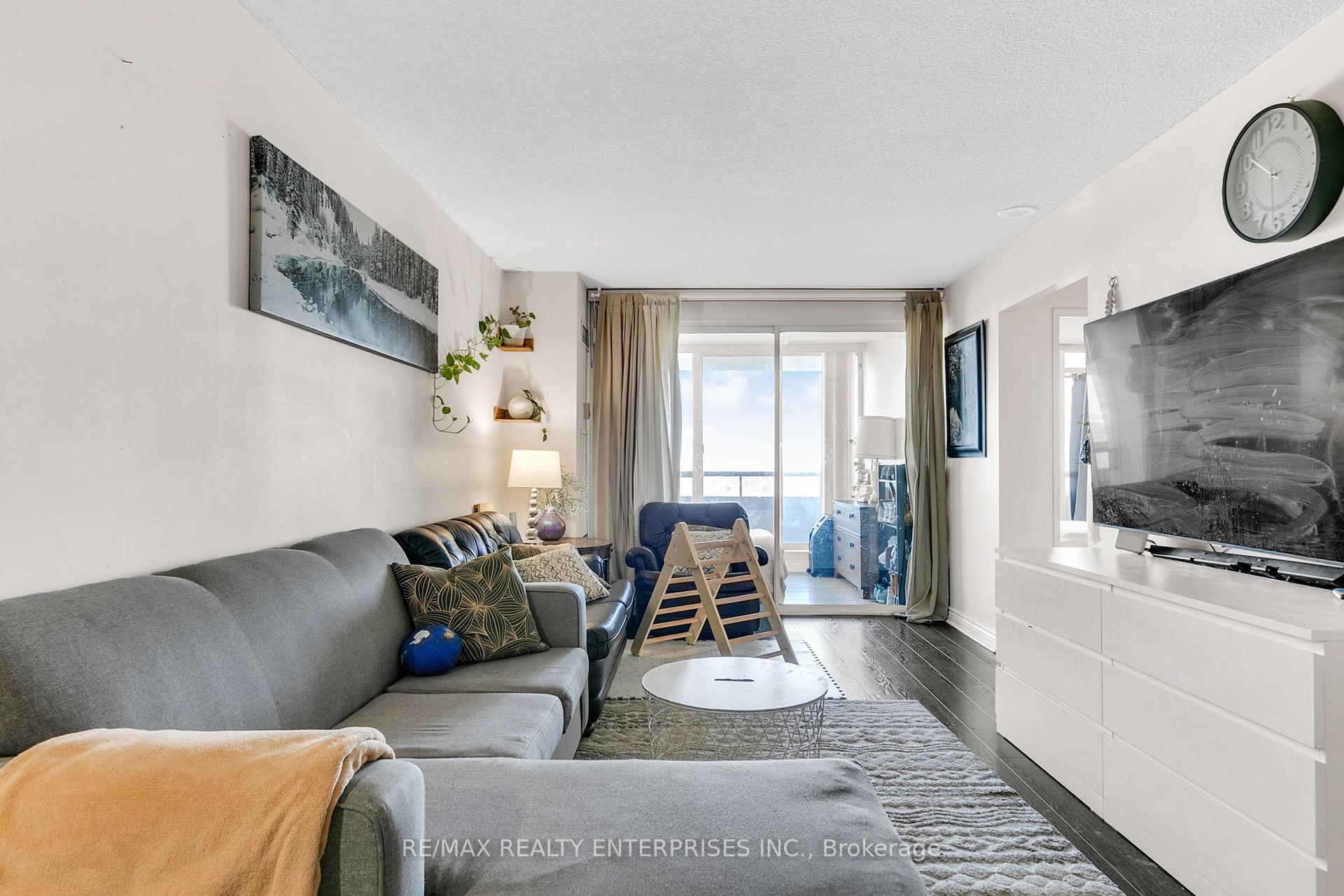 3 Bedrooms Condo at 1 Greystone Walk,  Toronto For sale