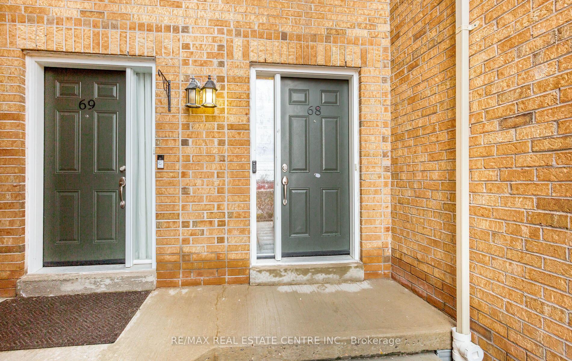 3 Bedrooms Condo at 45 Bristol,  Mississauga For sale