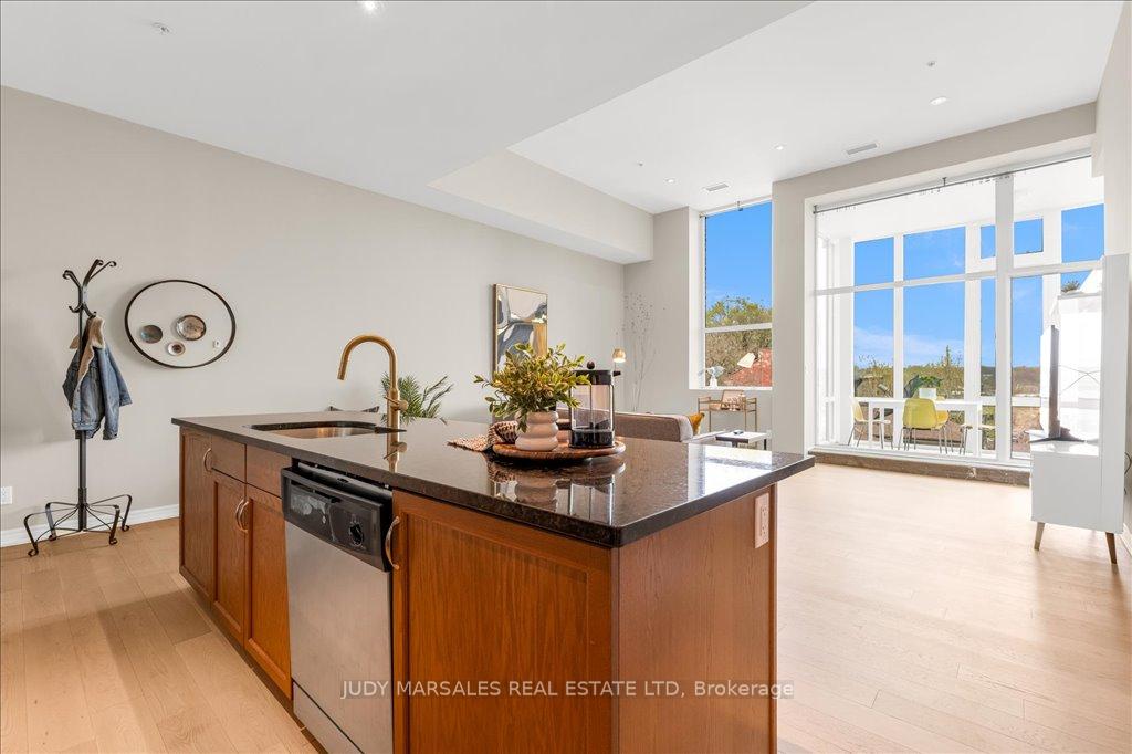 2 Bedrooms Condo at 50 Murray,  Hamilton For sale