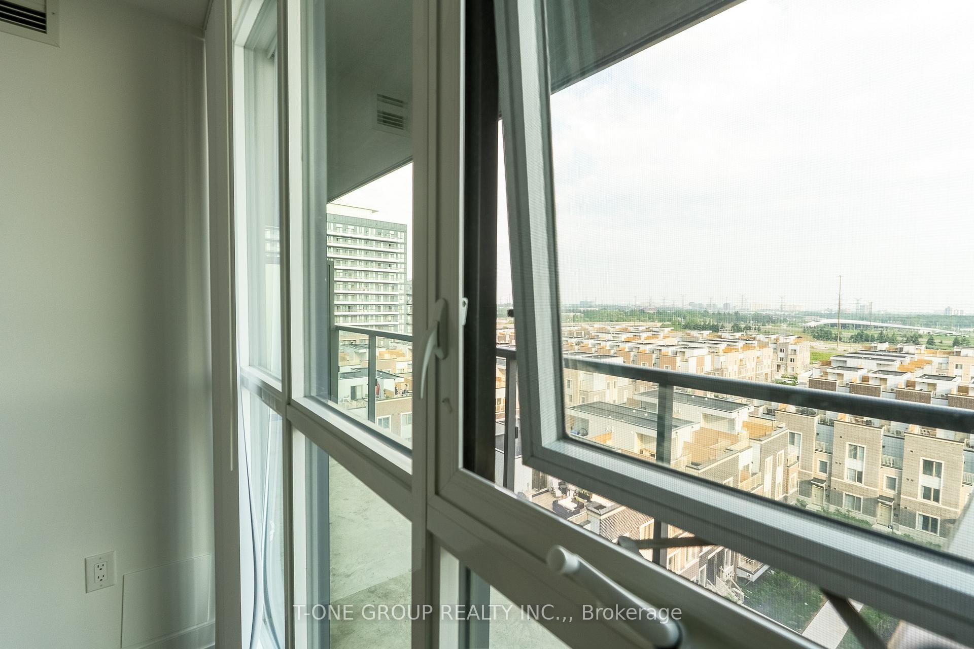 2 Bedrooms Condo at 10 Honeycrisp, Vaughan For sale