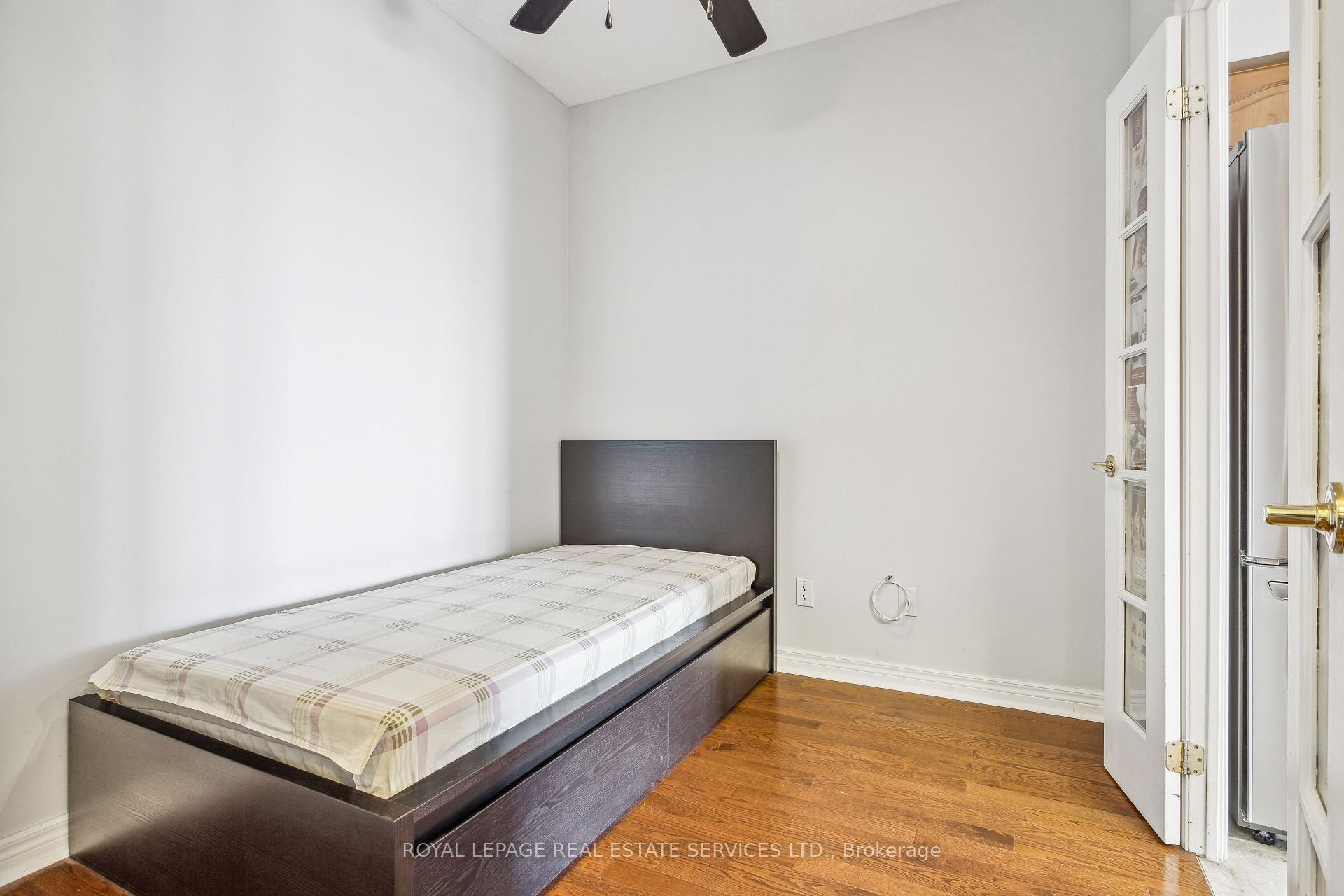 2 Bedrooms Condo at 40 Old Mill, Oakville For sale