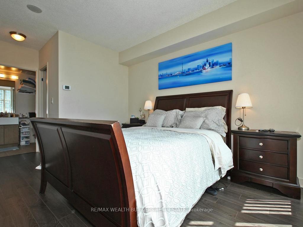 3 Bedrooms Condo at 35 Mariner,  Toronto For sale
