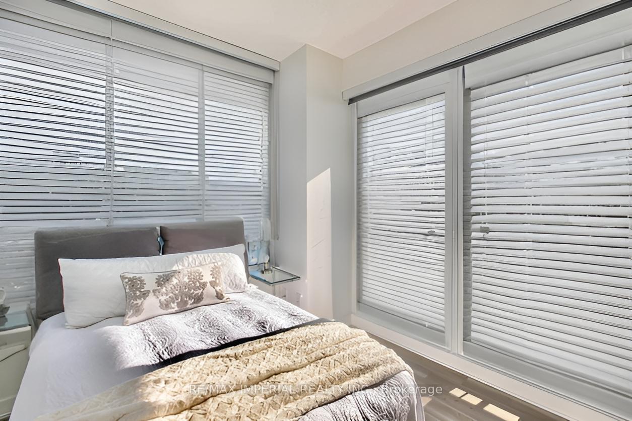 3 Bedrooms Condo at 19 Bathurst,  Toronto For sale