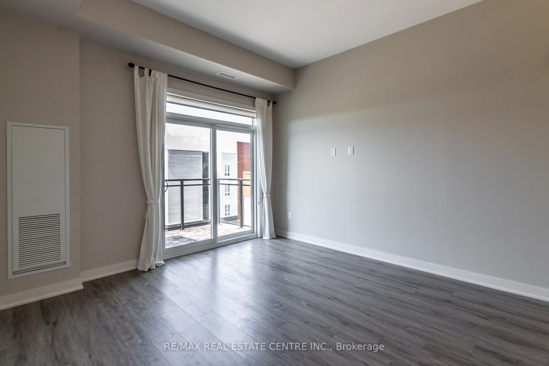 2 Bedrooms Condo at 340 Plains, Burlington For sale