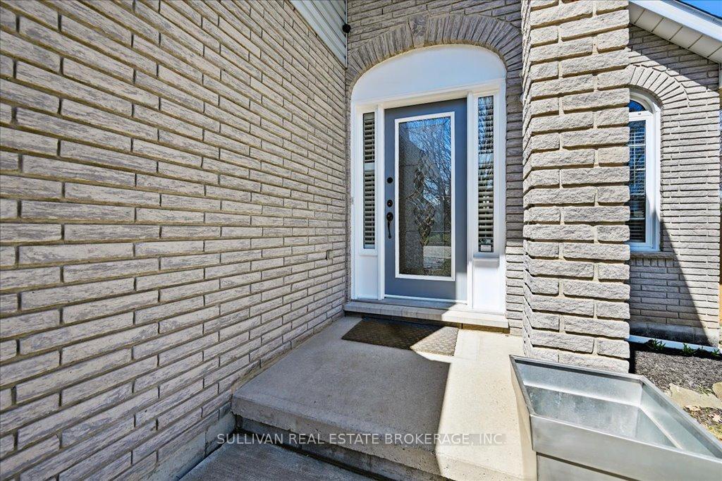 17 Rockhaven Lane, Hamilton, ON L8B 0H7