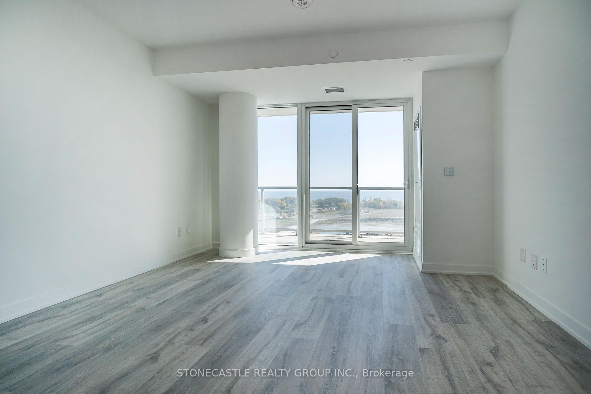 3 Bedrooms Condo at 220 Missinnihe, Mississauga For sale
