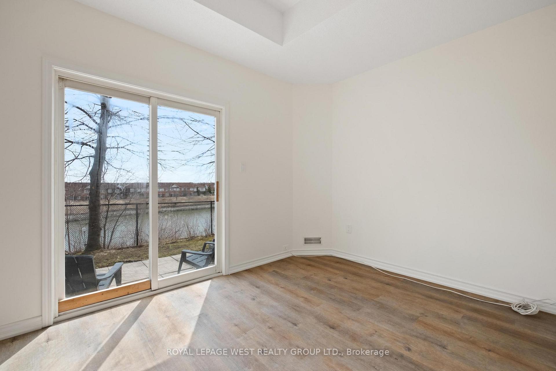 3 Bedrooms Condo at 280 Hillcrest,  Mississauga For sale