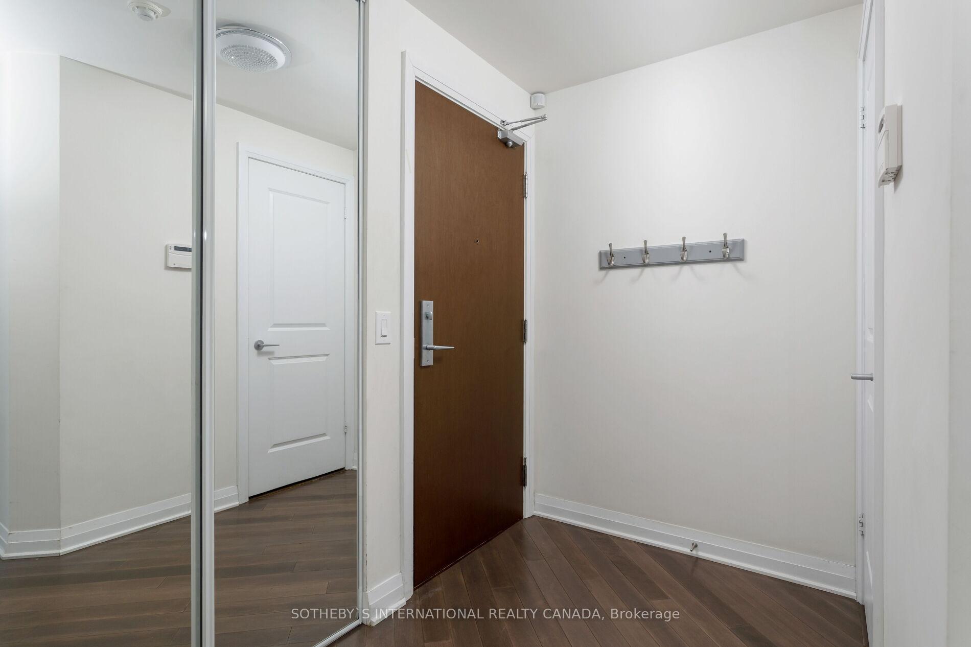 2 Bedrooms Condo at 1055 Southdown,  Mississauga For sale