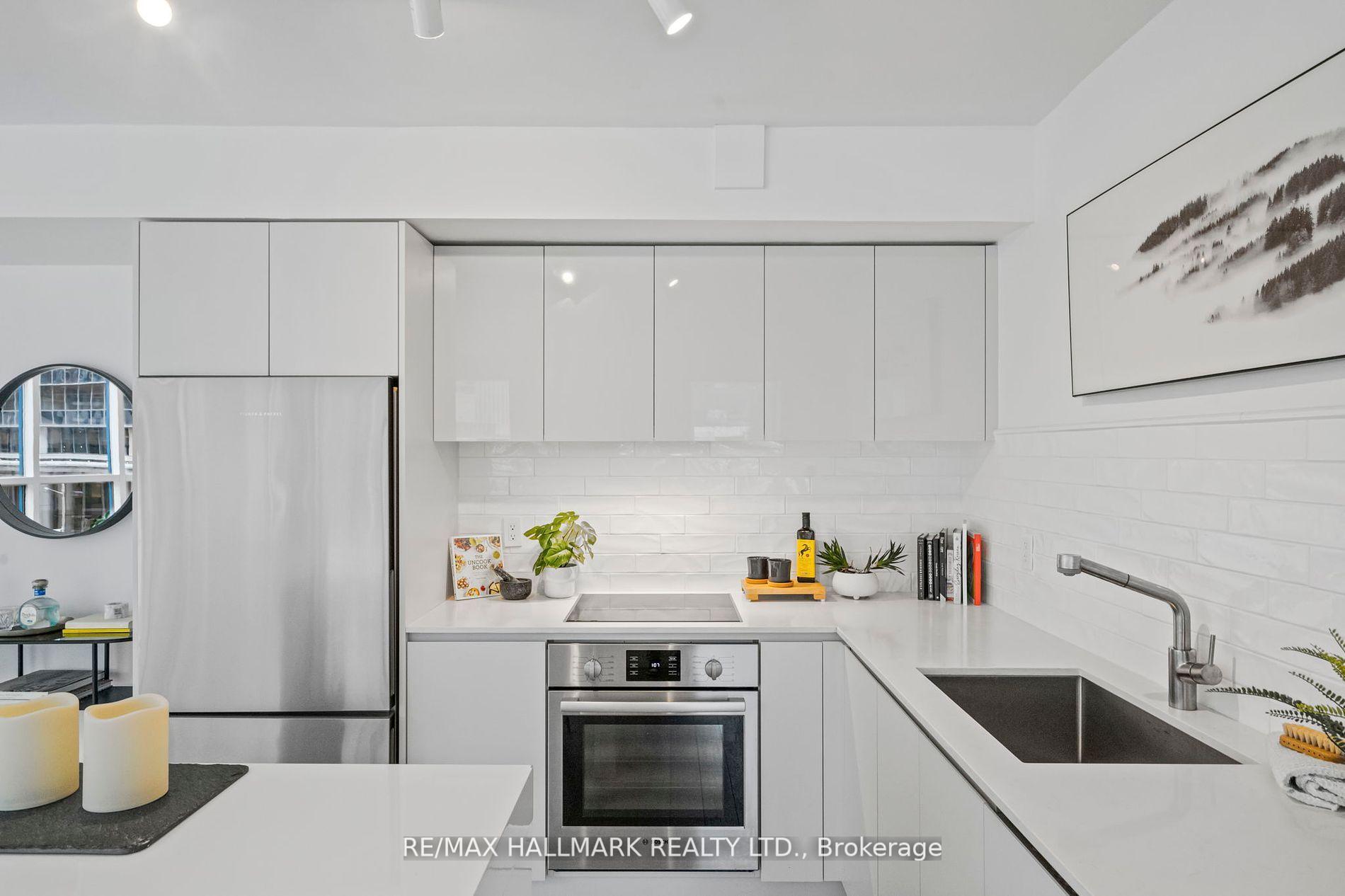 2 Bedrooms Condo at 77 Harbour, Toronto For sale