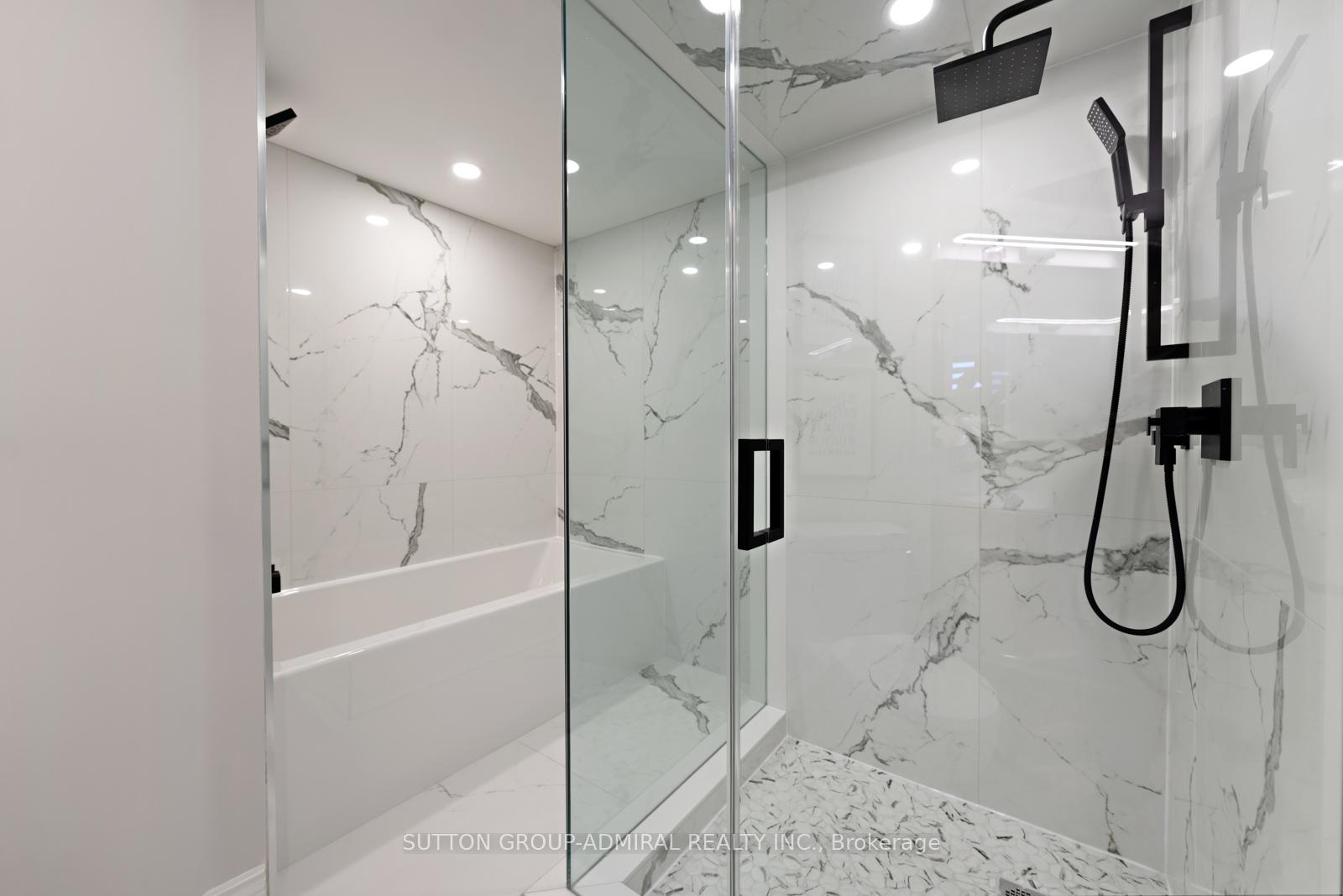 2 Bedrooms Condo at 7 Townsgate, Vaughan For sale