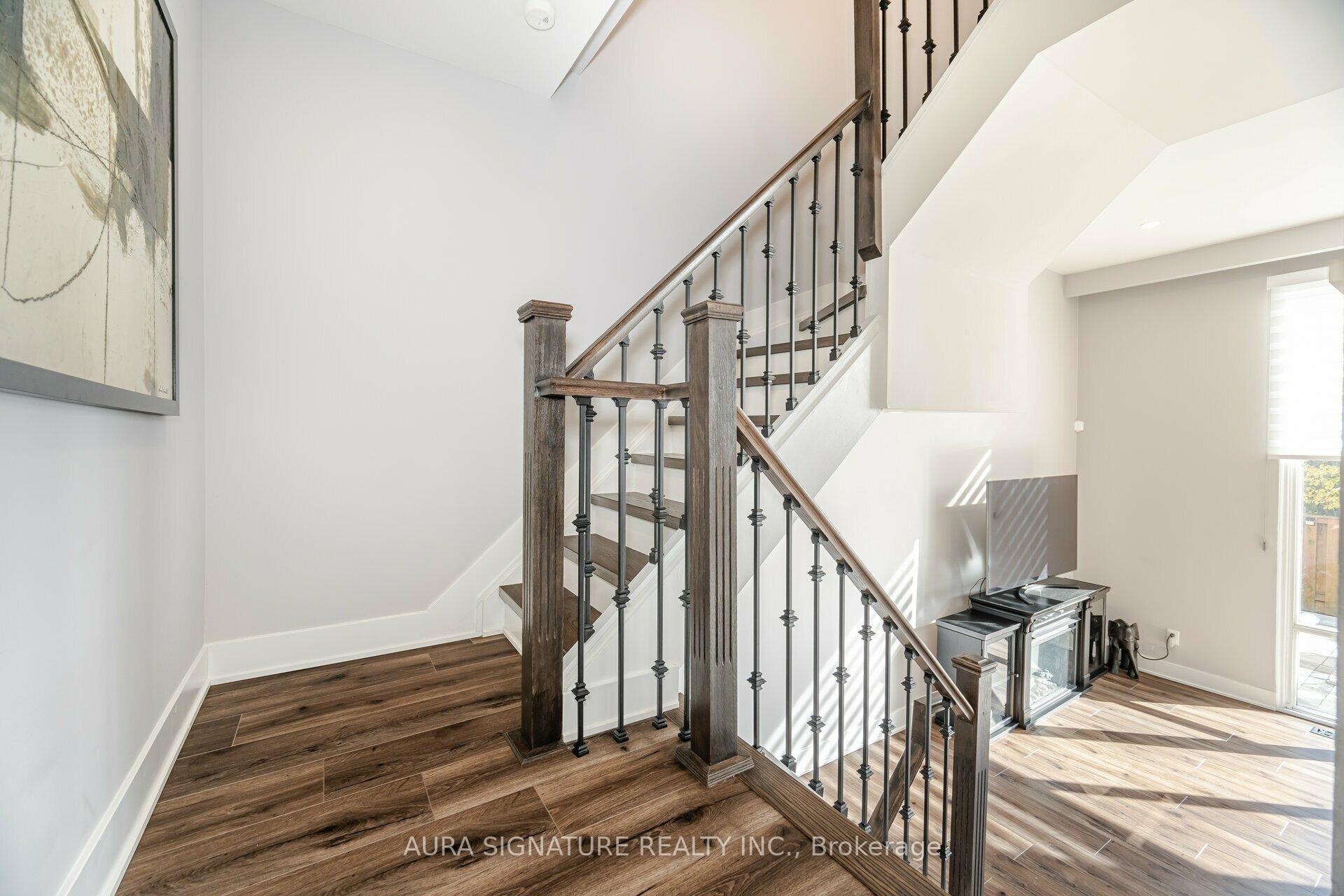 3 Bedrooms Condo at 88 Rainbow, Vaughan For sale