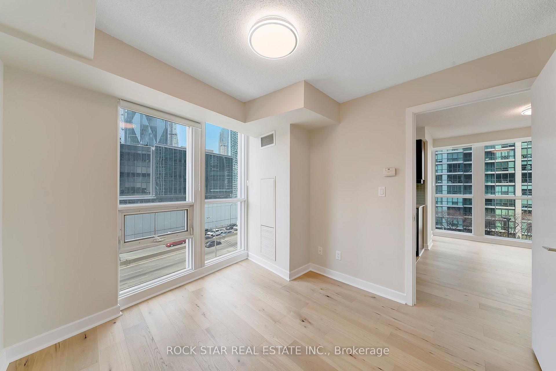 2 Bedrooms Condo at 18 Harbour,  Toronto For sale