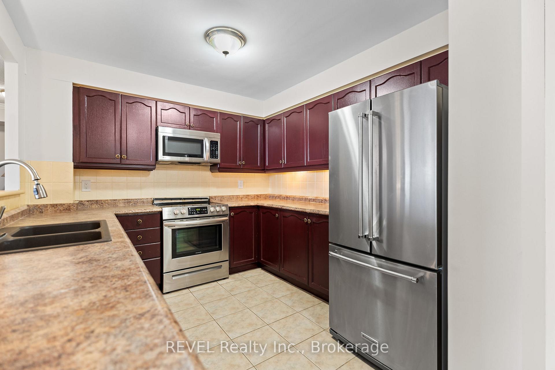 2 Bedrooms Condo at 442 Maple, Burlington For sale