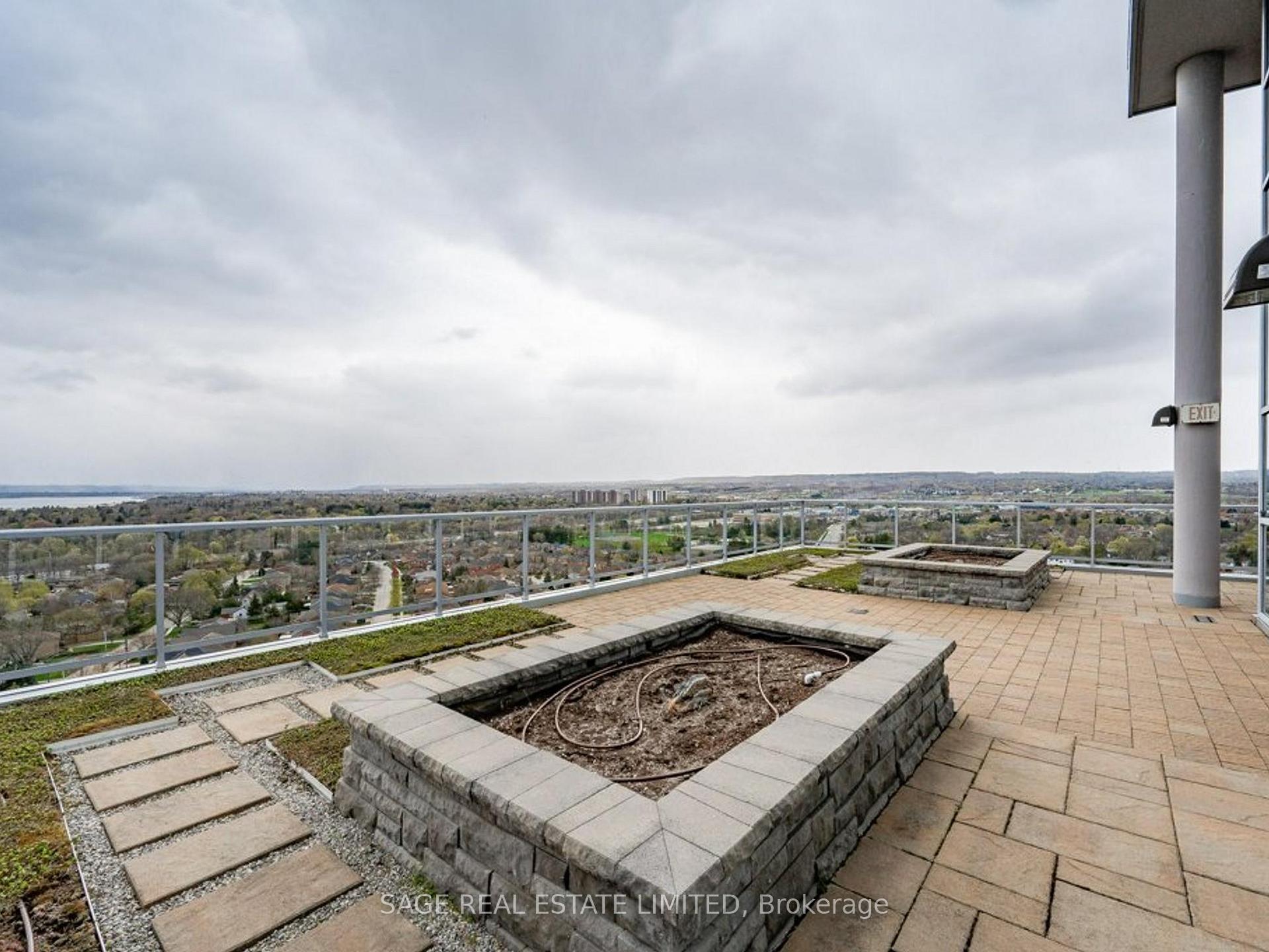 2 Bedrooms Condo at 551 Maple, Burlington For sale