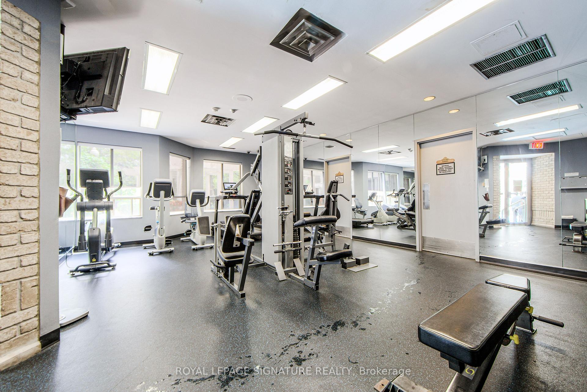 3 Bedrooms Condo at 55 Kingsbridge Garden, Mississauga For sale