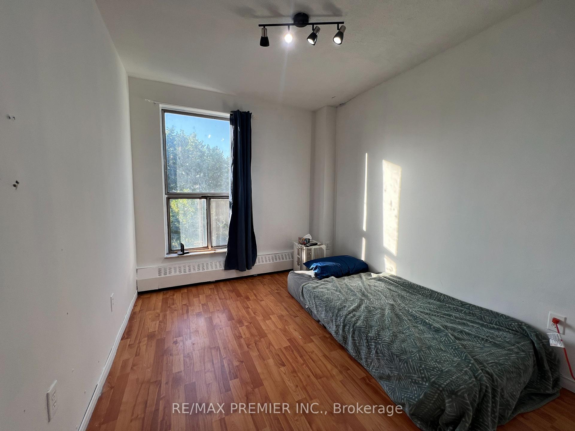 4 Bedrooms Condo at 10 Eddystone, Toronto For sale