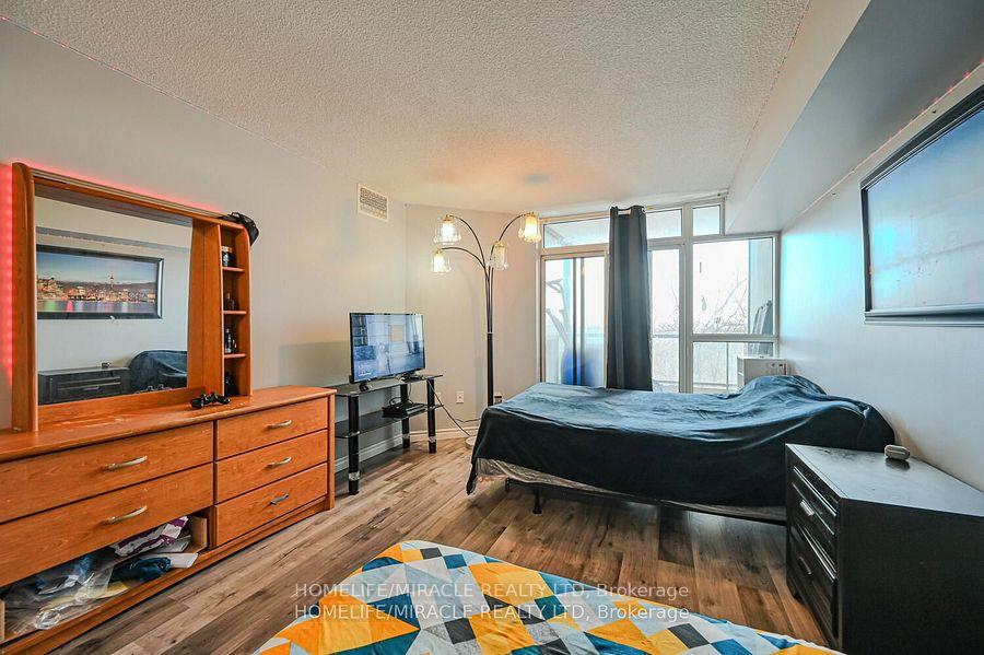 3 Bedrooms Condo at 5 Rowntree, Toronto For sale