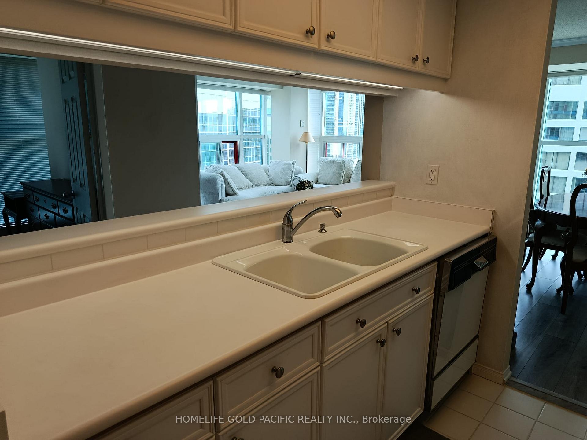 2 Bedrooms Condo at 77 Harbour, Toronto For sale