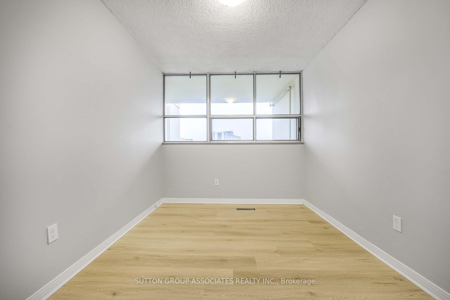 3 Bedrooms Condo at 1300 Marlborough, Oakville For sale