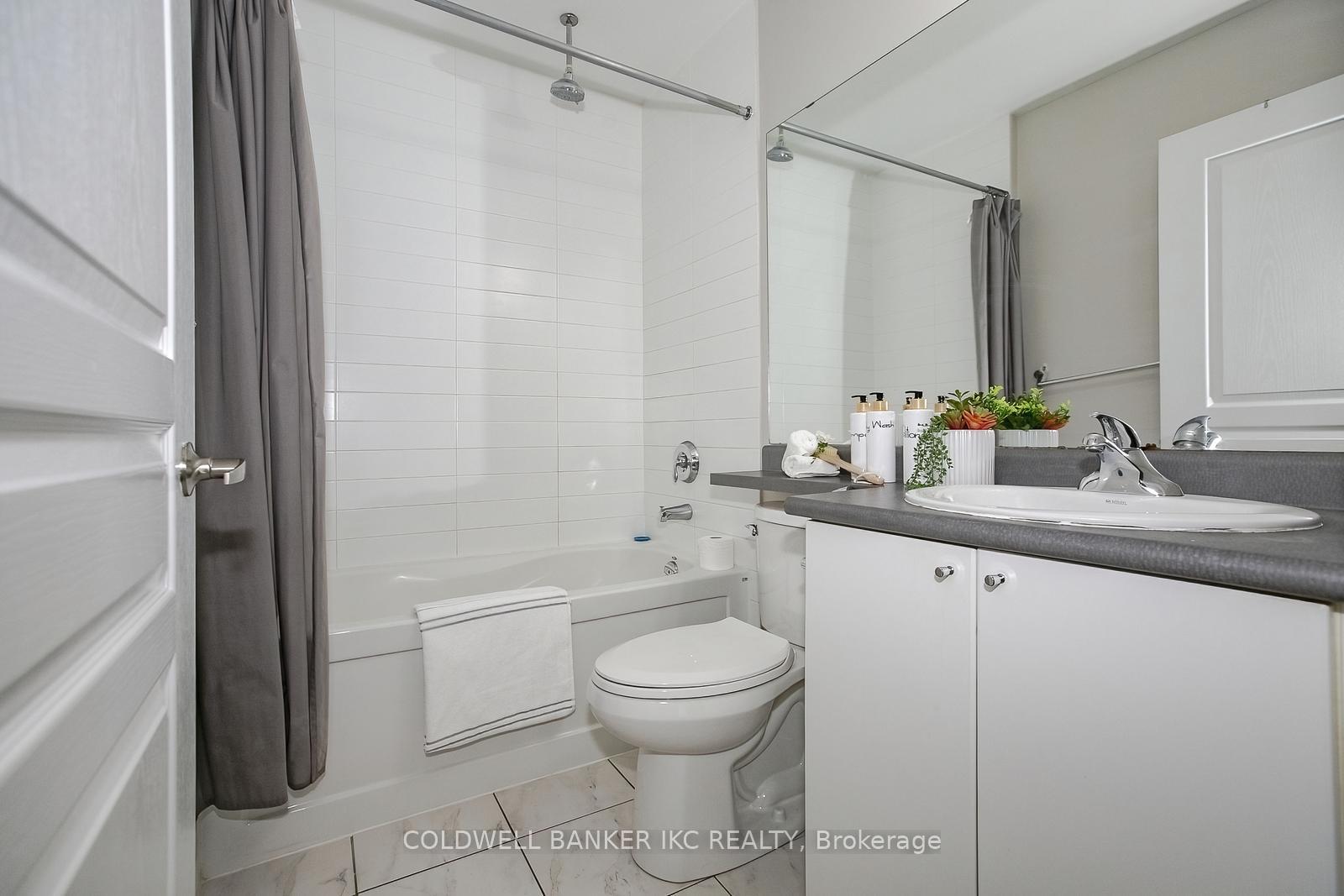 2 Bedrooms Condo at 223 Webb, Mississauga For sale