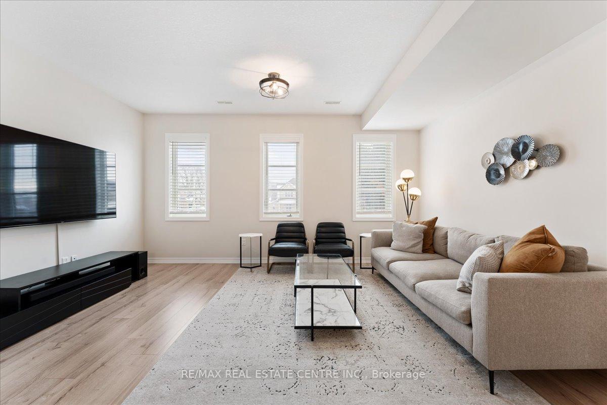 2 Bedrooms Condo at 219 Dundas, Hamilton For sale