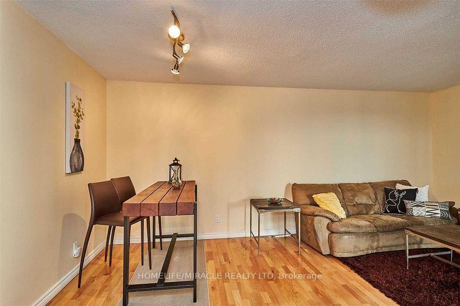 2 Bedrooms Condo at 41 Markbrook, Toronto For sale