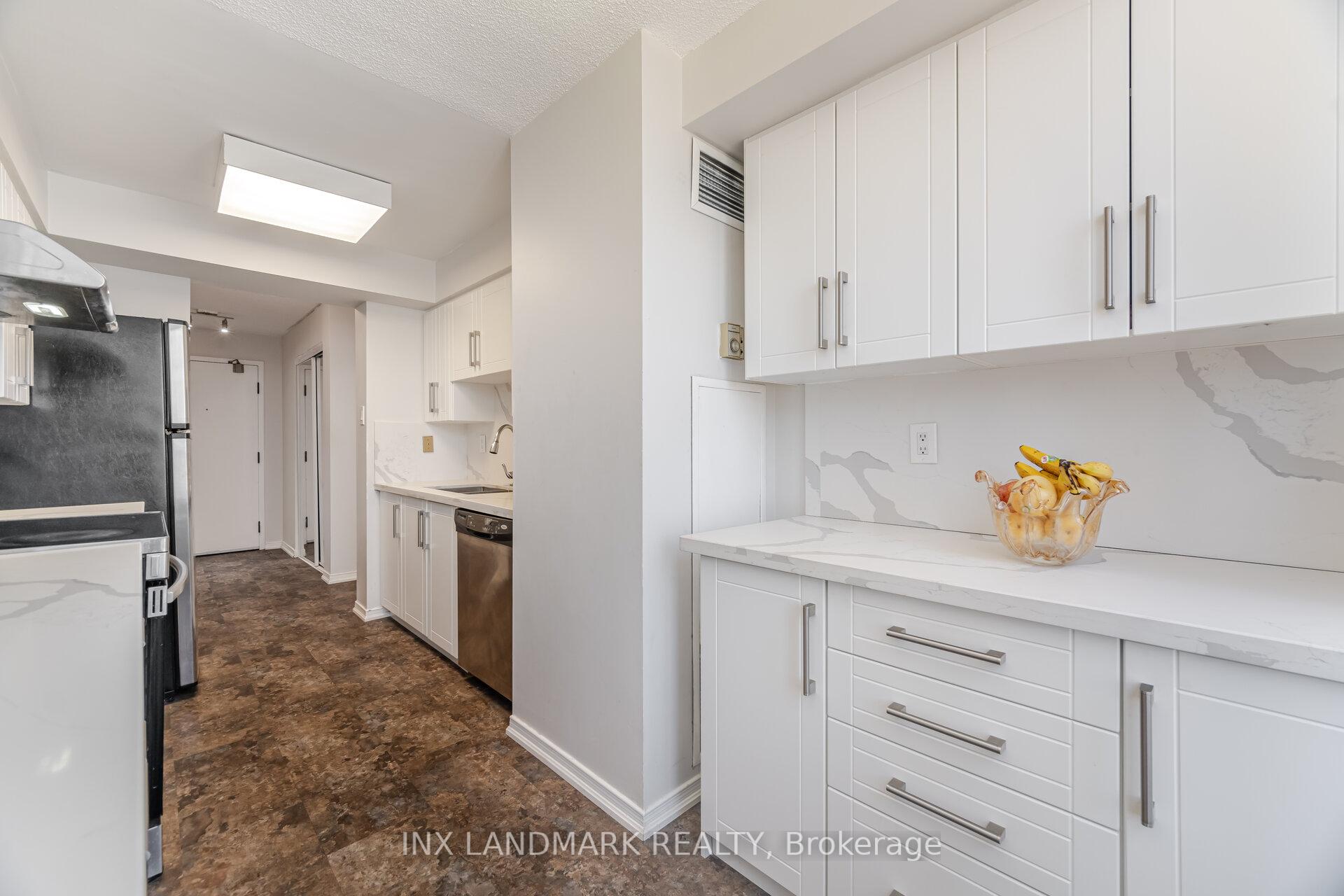 3 Bedrooms Condo at 330 Rathburn, Mississauga For sale
