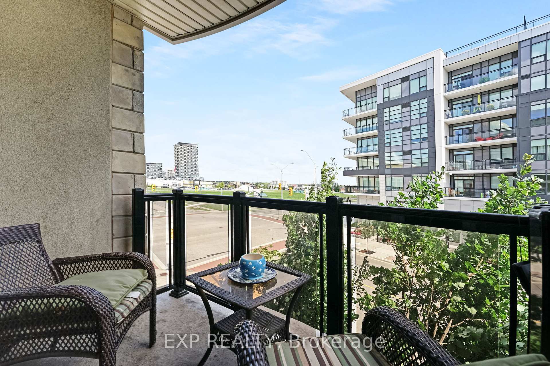3 Bedrooms Condo at 216 Oak Park, Oakville For sale