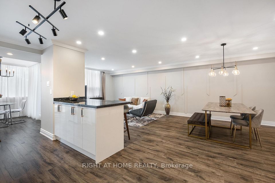 #301 - 30 Harding Boulevard, Richmond Hill, ON L4C 9M3