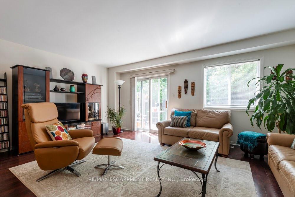 3 Bedrooms Condo at 31 Moss, Hamilton For sale