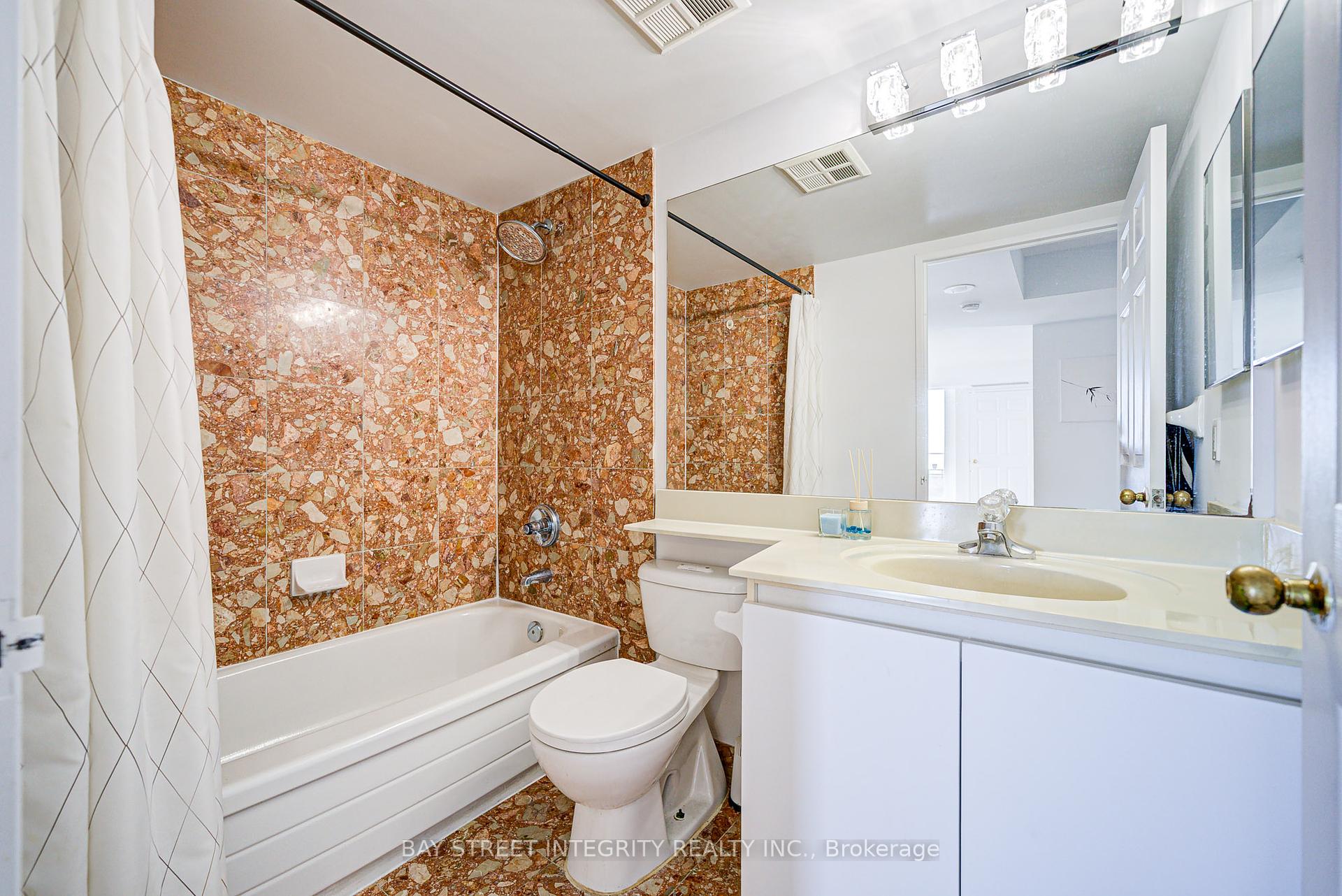 2 Bedrooms Condo at 18 Hillcrest,  Toronto For sale