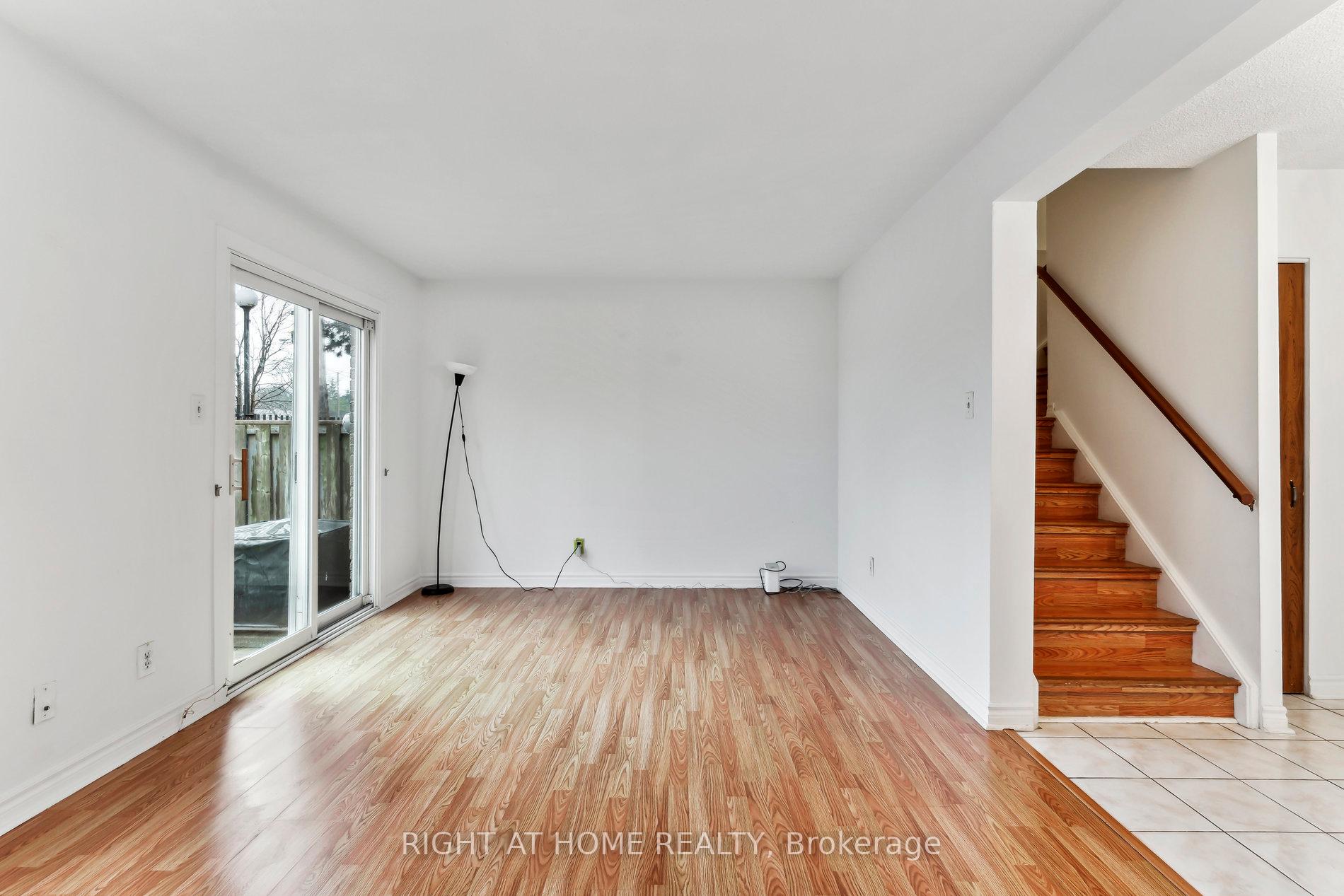 6 Bedrooms Condo at 44 Chester Le, Toronto For sale