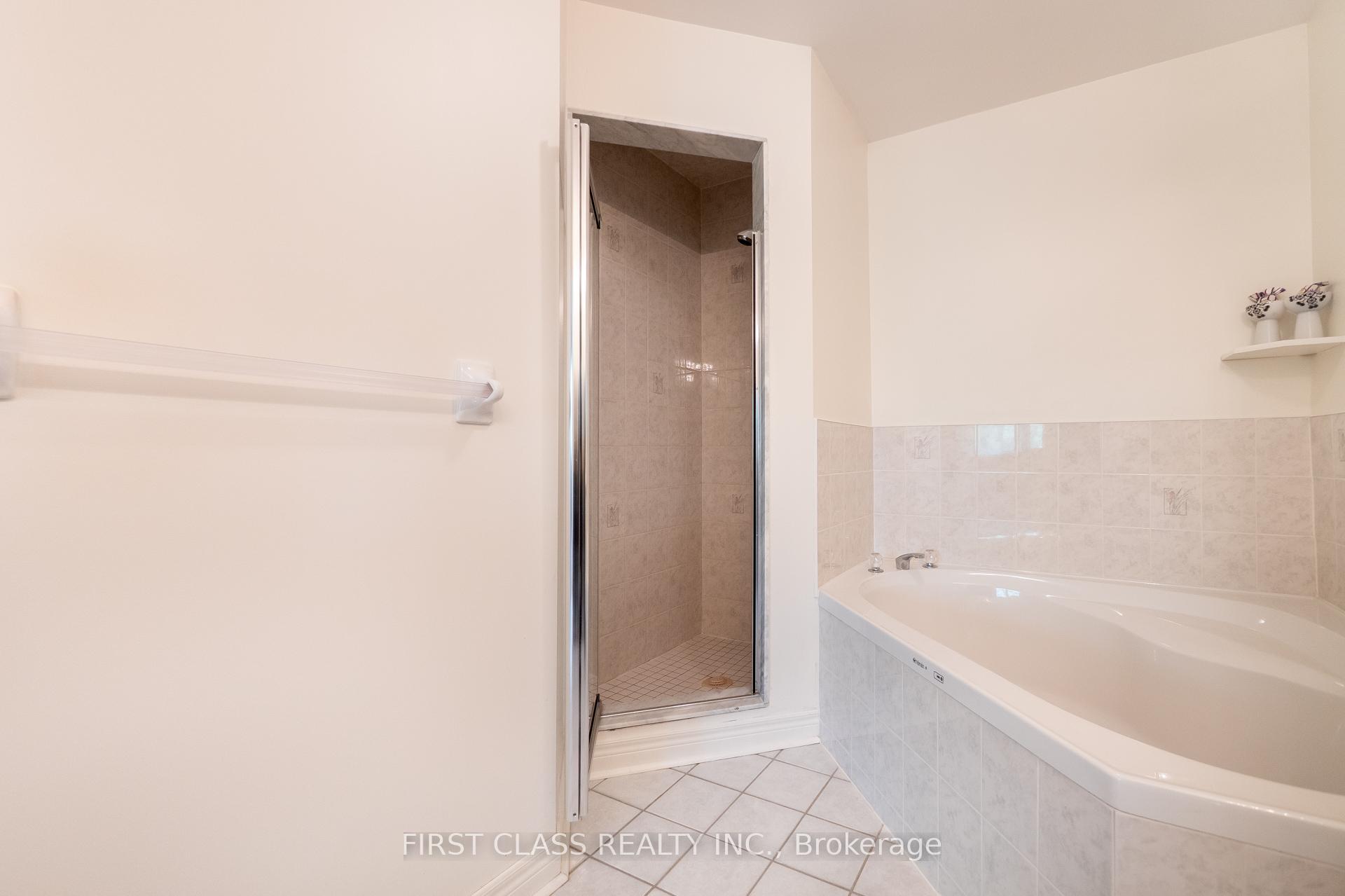 4 Bedrooms Condo at 10A Leaside Park, Toronto For sale