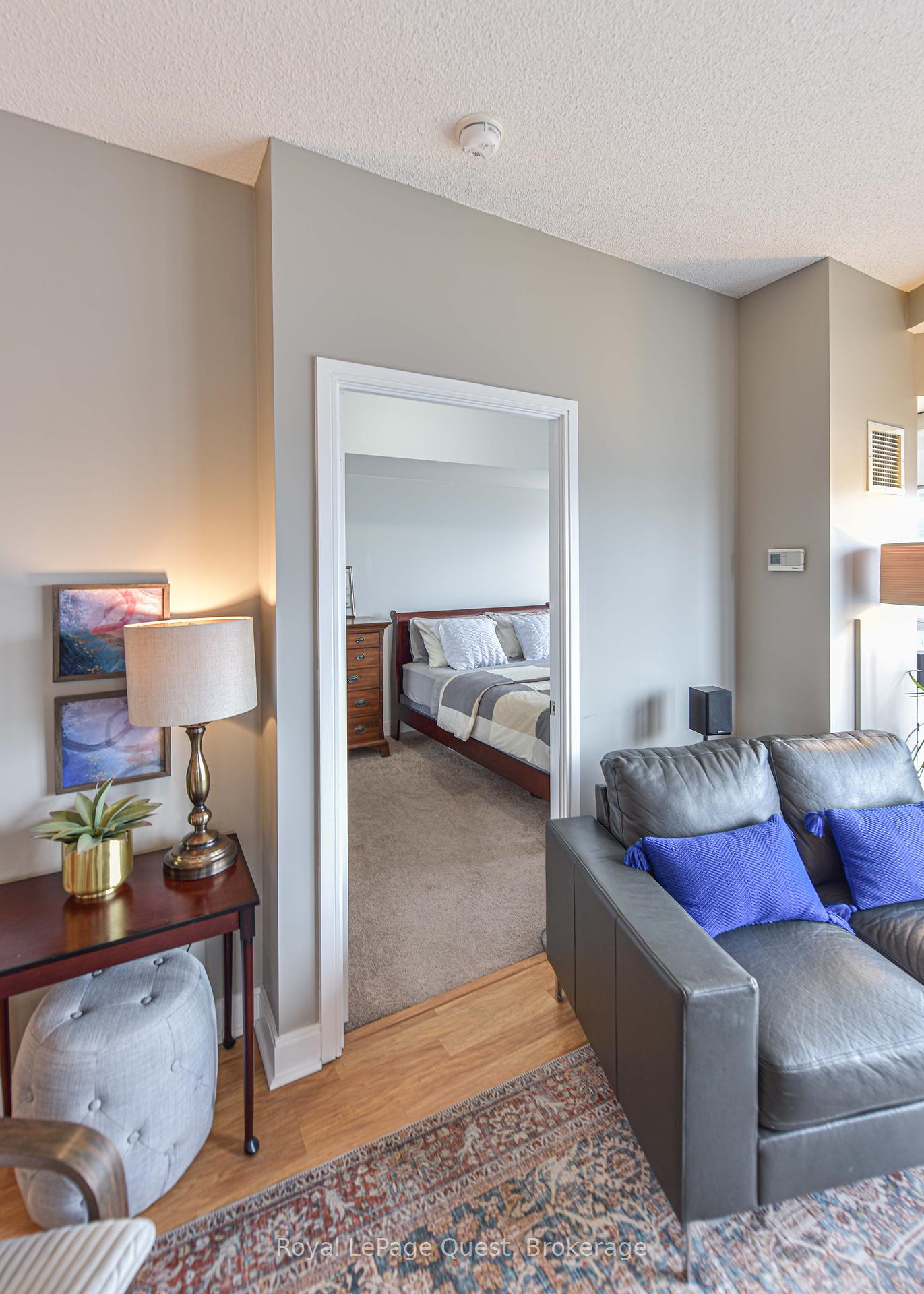 2 Bedrooms Condo at 50 Absolute, Mississauga For sale