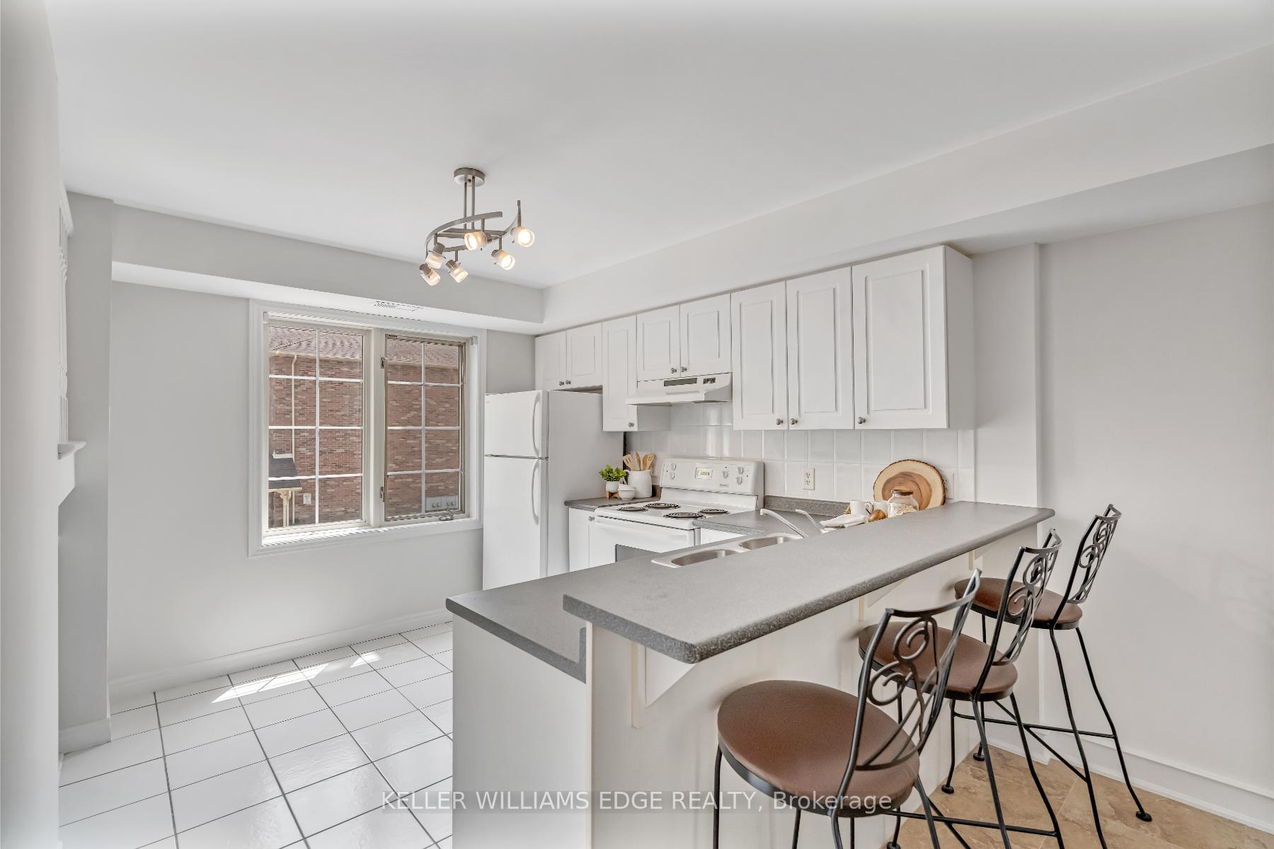 2 Bedrooms Condo at 4045 Upper Middle, Burlington For sale