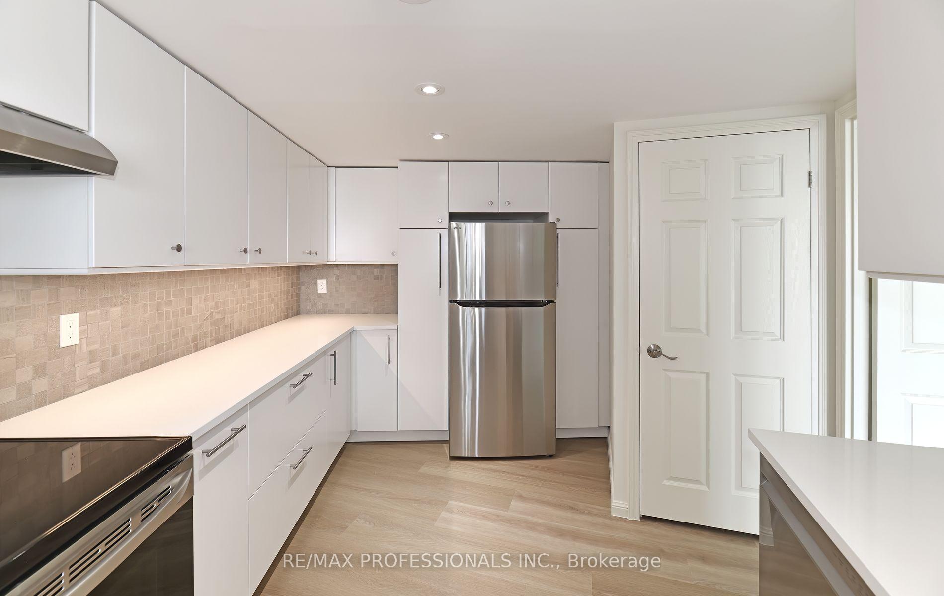 3 Bedrooms Condo at 40 Richview, Toronto For sale