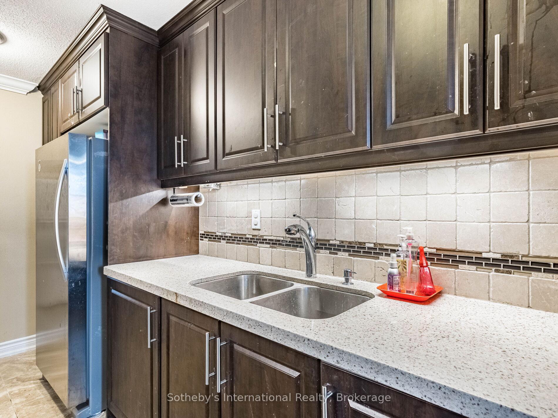 3 Bedrooms Condo at 3120 Kirwin,  Mississauga For sale