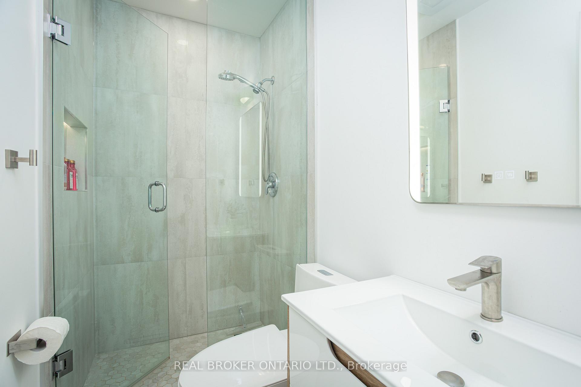 3 Bedrooms Semi-Detached at 1135 McCraney, Oakville For sale