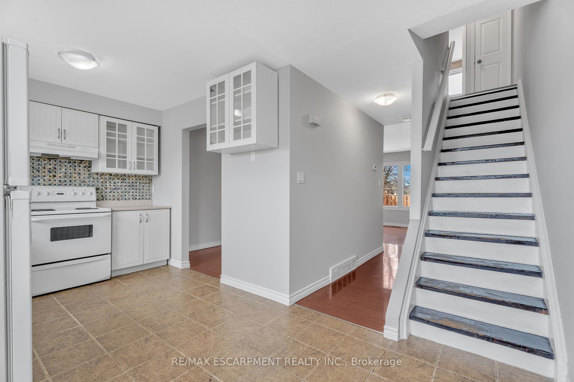 3 Bedrooms Condo at 1025 Upper Gage,  Hamilton For sale