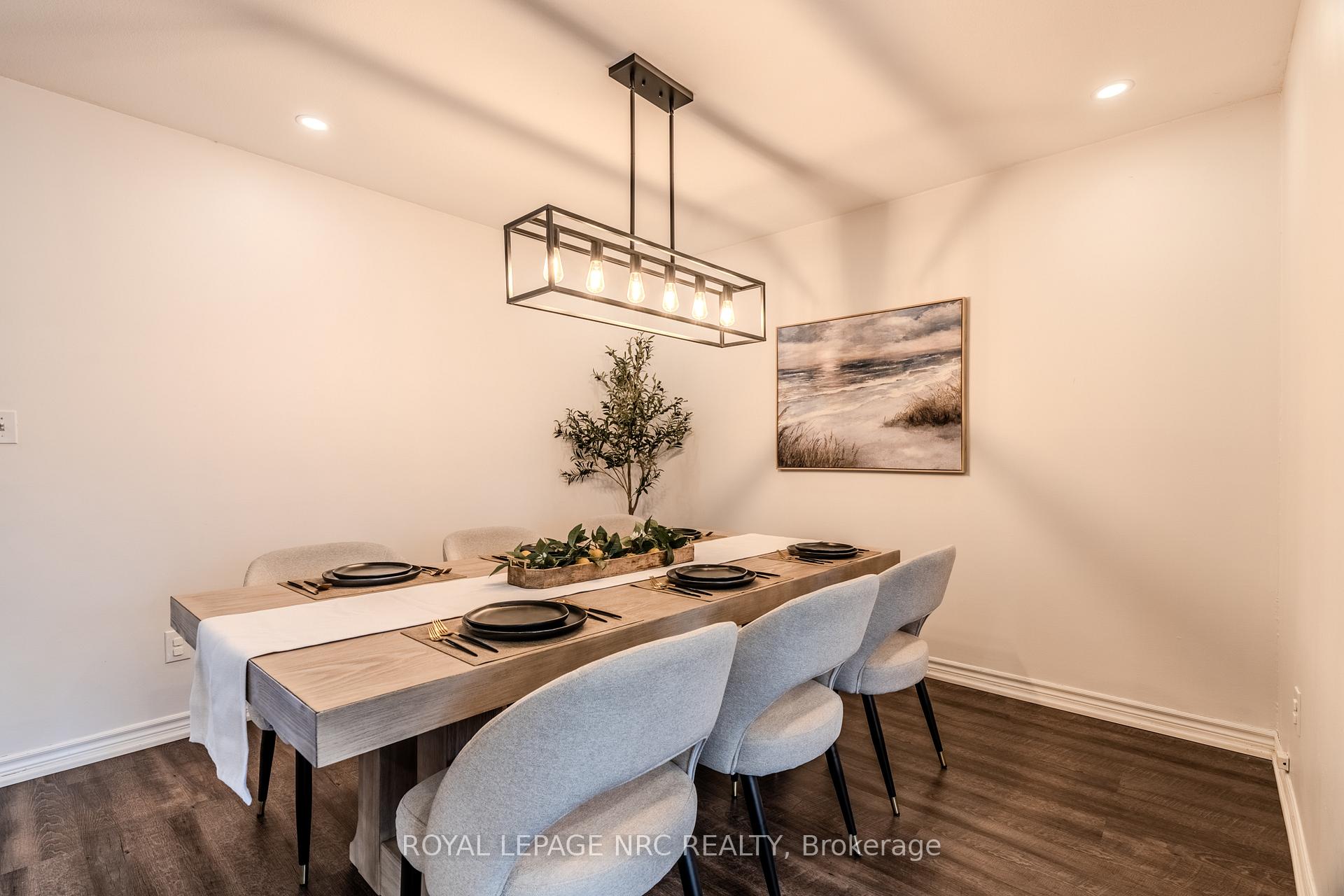 3 Bedrooms Condo at 29 Heritage, Hamilton For sale
