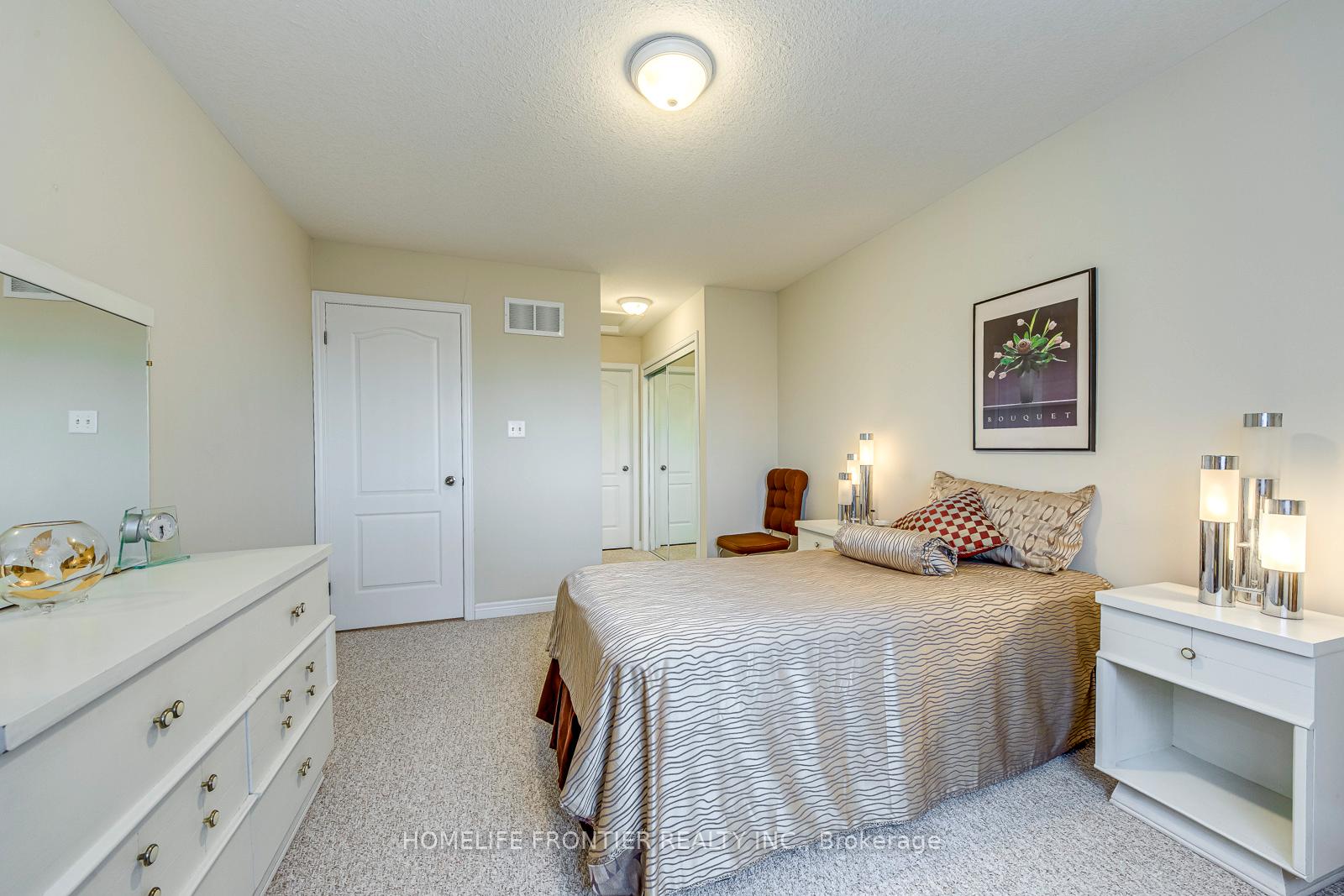 4 Bedrooms Condo at 90 Oakhampton,  Hamilton For sale