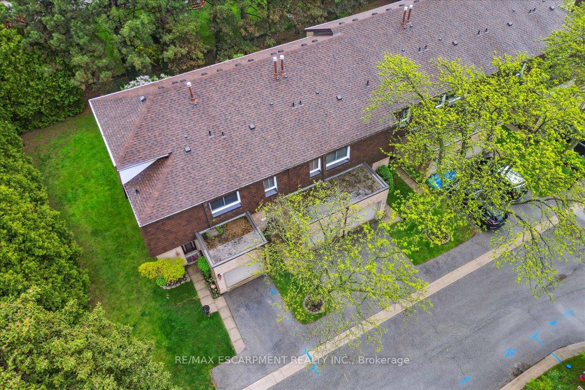 3 Bedrooms Condo at 680 Regency, Burlington For sale