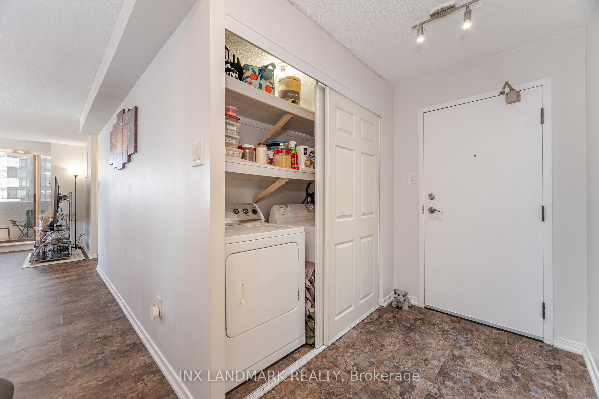 3 Bedrooms Condo at 330 Rathburn, Mississauga For sale