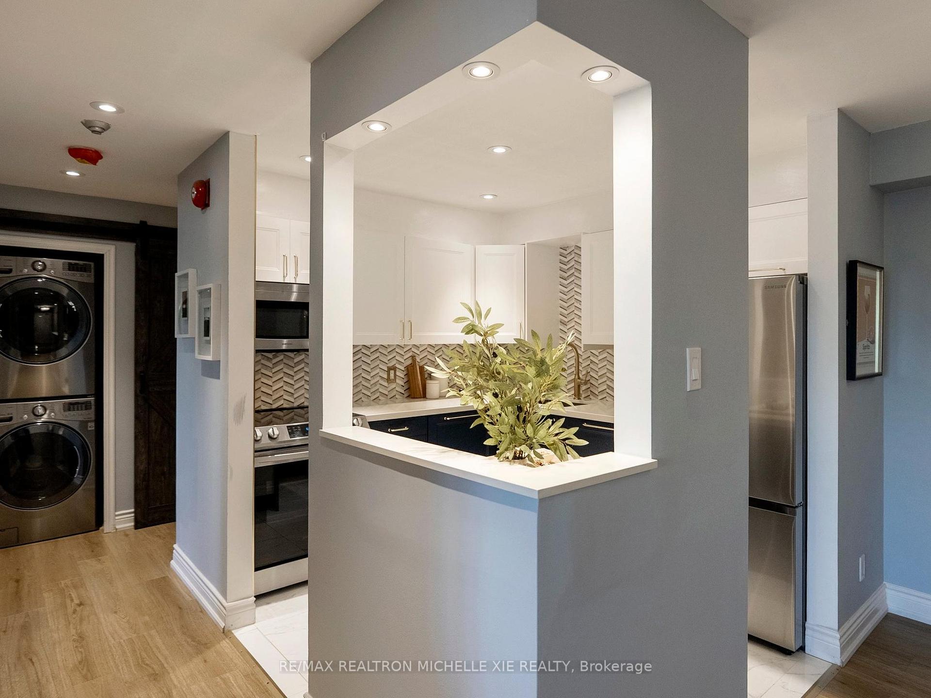 2 Bedrooms Condo at 65 Trailwood, Mississauga For sale